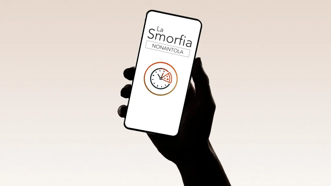 Smartphone con la schermata iniziale dell'app La Smorfia Nonantola
